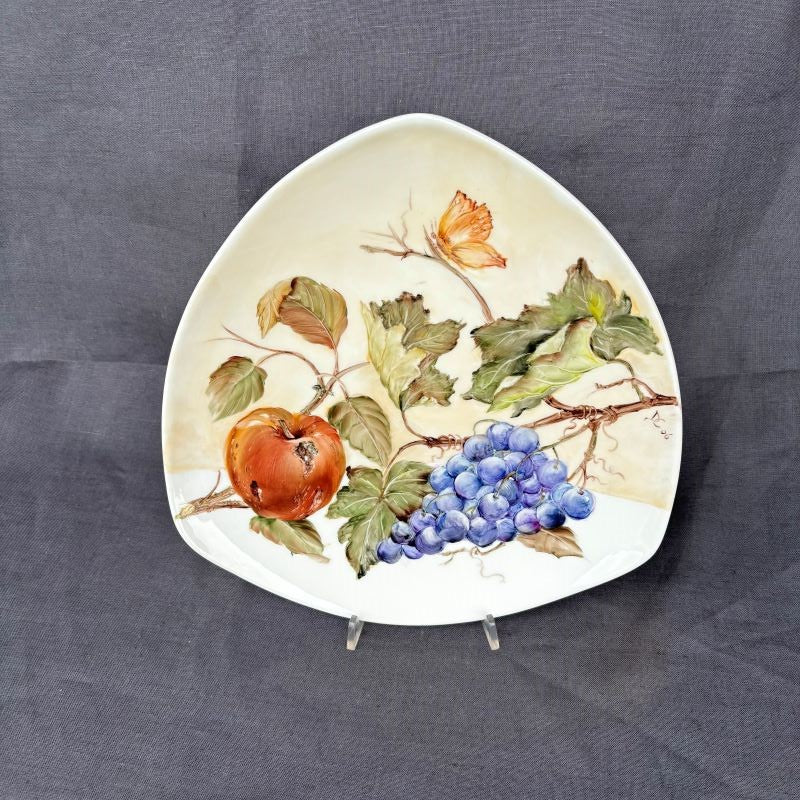 piatto di porcellana con frutta