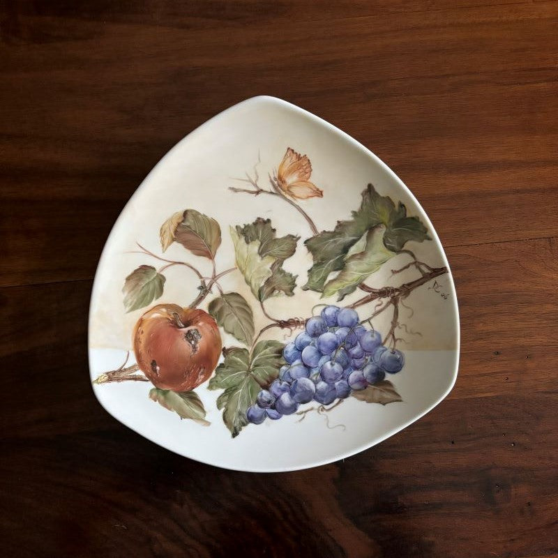 piatto di porcellana con frutta