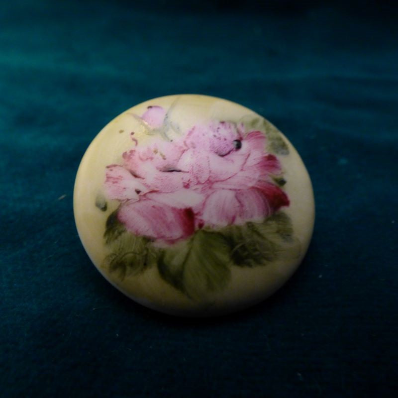 Spilla in porcellana con rose
